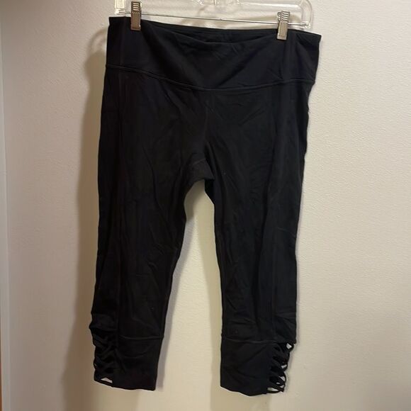 Athleta woman’s black Capri leggings - Picture 2 of 10